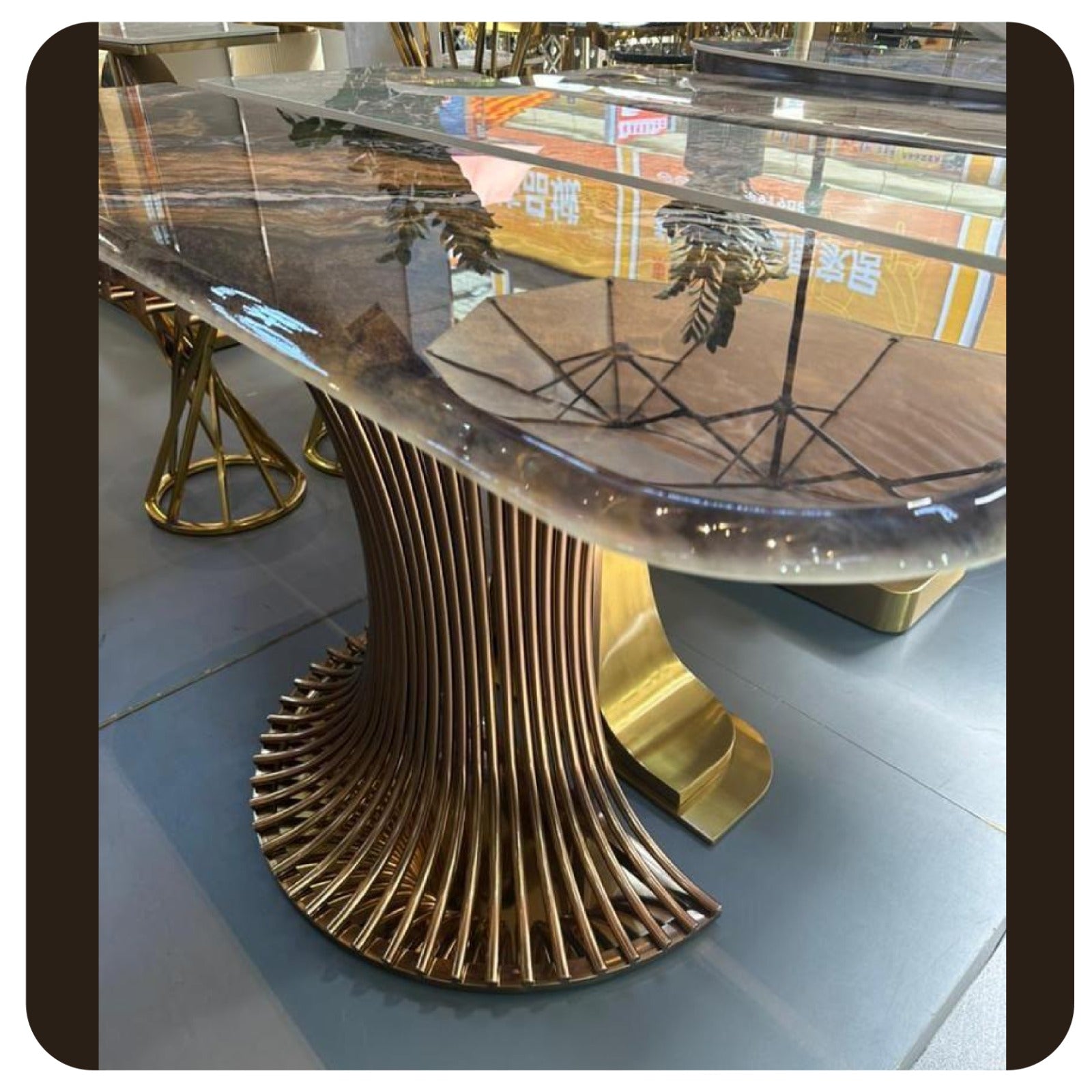 Table avec piètement sculptural/contemporain